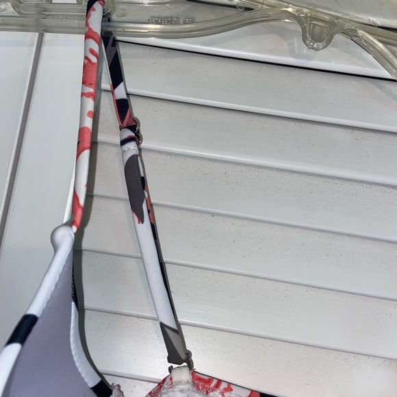 NEVER WORN NWT Cupshe Movie Scene Floral One Piece Large Multi - Picture 7 of 7